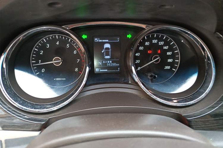 Used Baojun 730 2016 1.8L iAMT Luxury Model 7 Seats Odometer Close Up