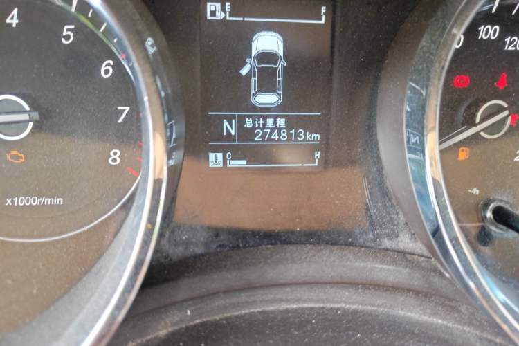 Used Baojun 730 2016 1.8L iAMT Luxury Model 7 Seats Odometer Close Up