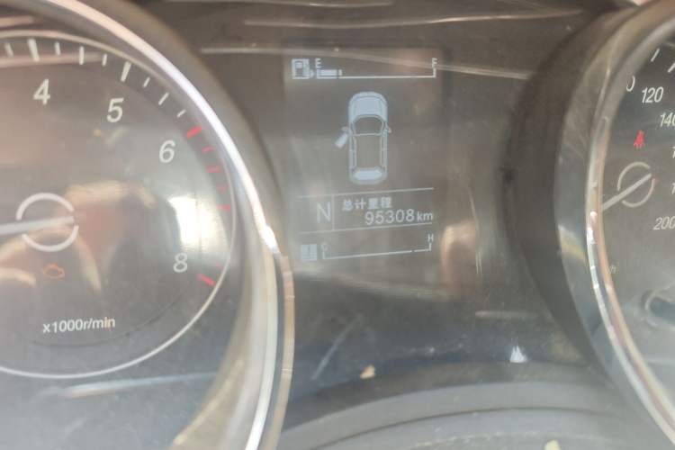 Used Baojun 730 2016 1.8L iAMT Luxury Model 7 Seats Odometer Close Up