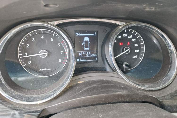 Used Baojun 730 2016 1.8L iAMT Luxury Model 7 Seats Odometer Close Up