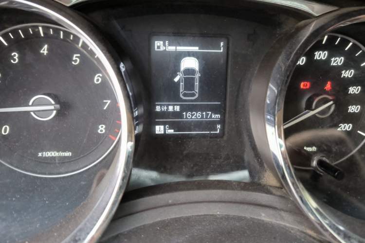 Used Baojun 730 2016 1.5L Manual Luxury Edition 7 Seats Odometer Close Up