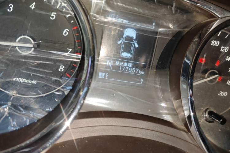 Used Baojun 730 2016 1.8L iAMT Luxury Model 7 Seats Odometer Close Up
