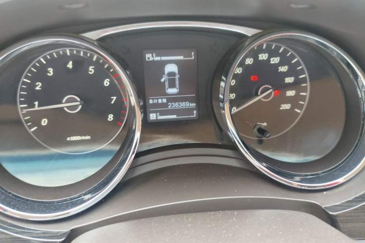 Used Baojun 730 2016 1.5L Manual Luxury Edition 7 Seats Odometer Close Up