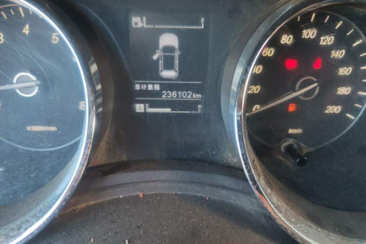 Used Baojun 730 2016 1.5T Manual Luxury Edition 7 Seats Odometer Close Up