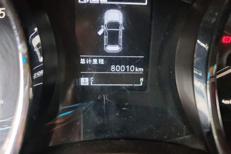 Used Baojun 730 2016 1.5T Manual Luxury Edition 7 Seats Odometer Close Up