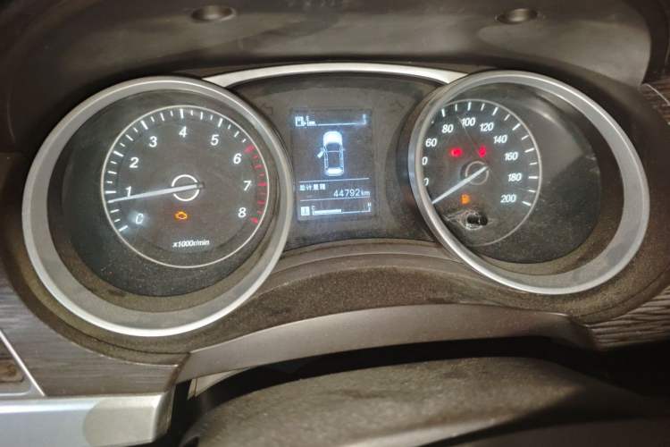 Used Baojun 730 2016 1.5L Manual Value Edition 7 Seats China V Emission Standard Odometer Close Up