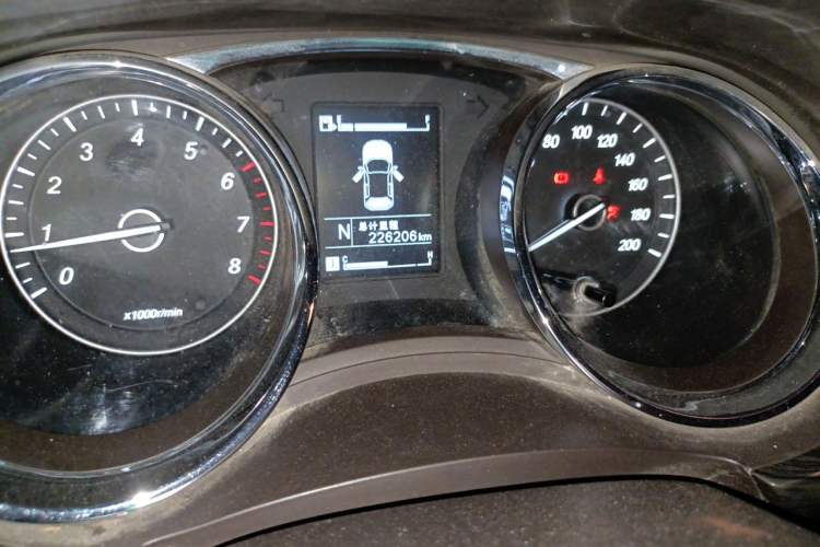 Used Baojun 730 2016 1.8L iAMT Luxury Model 7 Seats Odometer Close Up