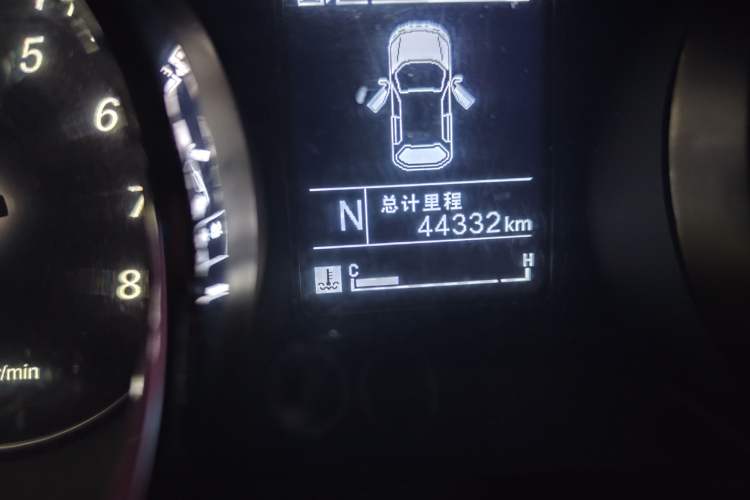 Used Baojun 730 2016 1.8L iAMT Comfort Version 7 Seats Odometer Close Up