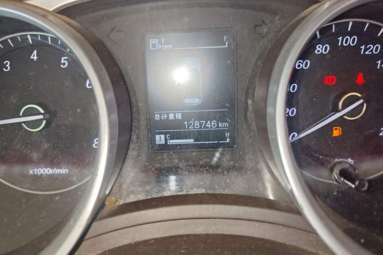 Used Baojun 730 2016 Revised 1.5L Manual Standard Version 7 Seats China V Emission Standard Odometer Close Up