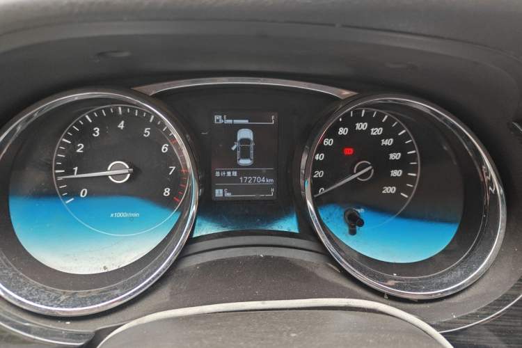Used Baojun 730 2016 1.5T Manual Luxury Edition 7 Seats Odometer Close Up