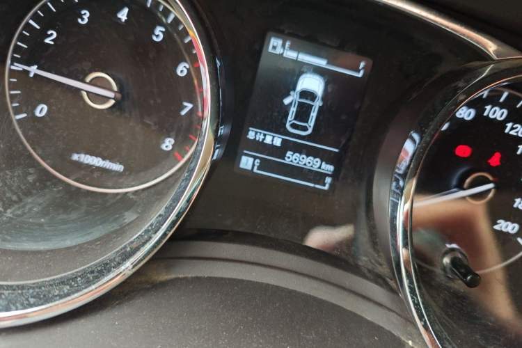 Used Baojun 730 2016 1.5L Manual Comfort Version 7 Seats China V Emission Standard Odometer Close Up