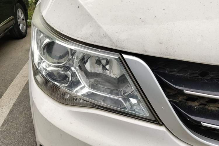 Used Baojun 730 2016 Revised Version 1.5L Manual Standard Model 5 Seats Right Front Headlight