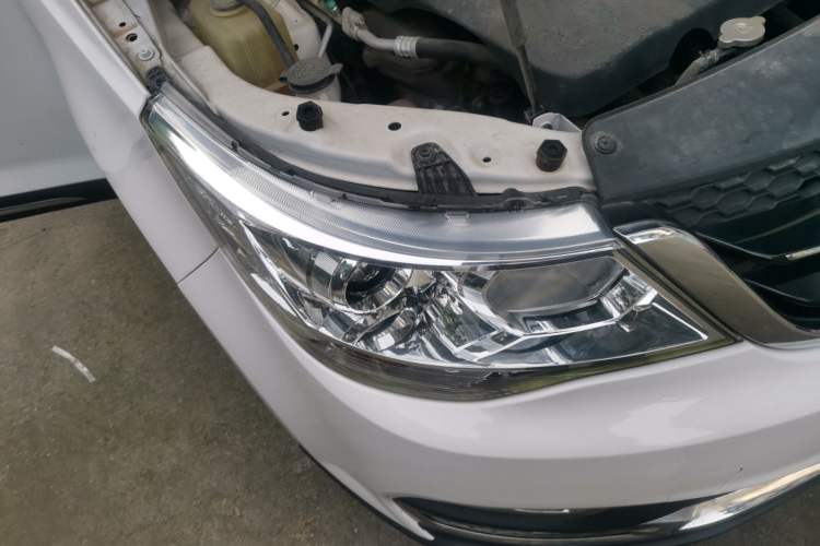 Used Baojun 730 2016 1.8L iAMT Luxury Model 7 Seats Right Front Headlight