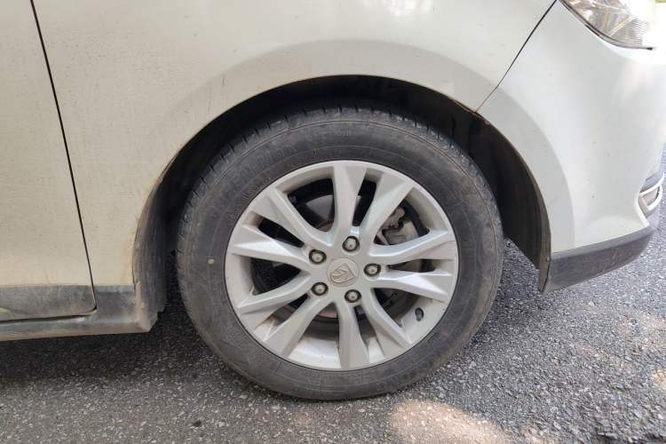 Used Baojun 730 2016 1.5T Manual Comfort Version 7 Seats Right Front Wheel Hub