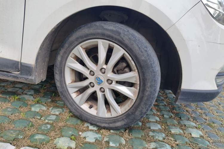 Used Baojun 730 2016 1.5L Manual Comfort Version 7 Seats China V Emission Standard Right Front Wheel Hub