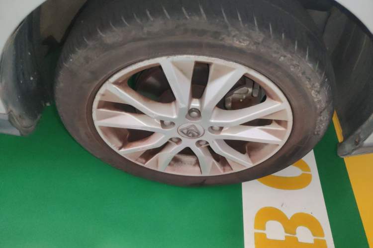Used Baojun 730 2016 1.5L Manual Comfort Version 7 Seats China V Emission Standard Right Front Wheel Hub
