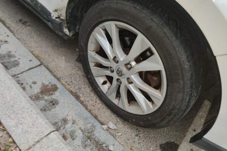 Used Baojun 730 2016 1.5L Manual Comfort Version 7 Seats China V Emission Standard Right Front Wheel Hub