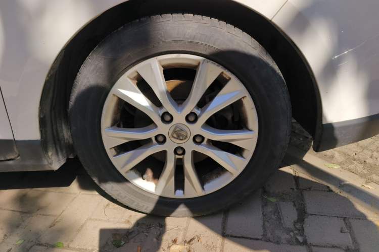 Used Baojun 730 2016 1.5L Manual Comfort Version 7 Seats China V Emission Standard Right Front Wheel Hub