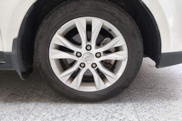 Used Baojun 730 2016 1.5T Manual Comfort Version 7 Seats Right Front Wheel Hub