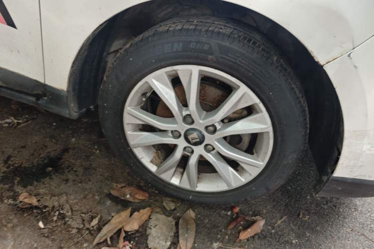 Used Baojun 730 2016 1.5L Manual Comfort Version 7 Seats China V Emission Standard Right Front Wheel Hub