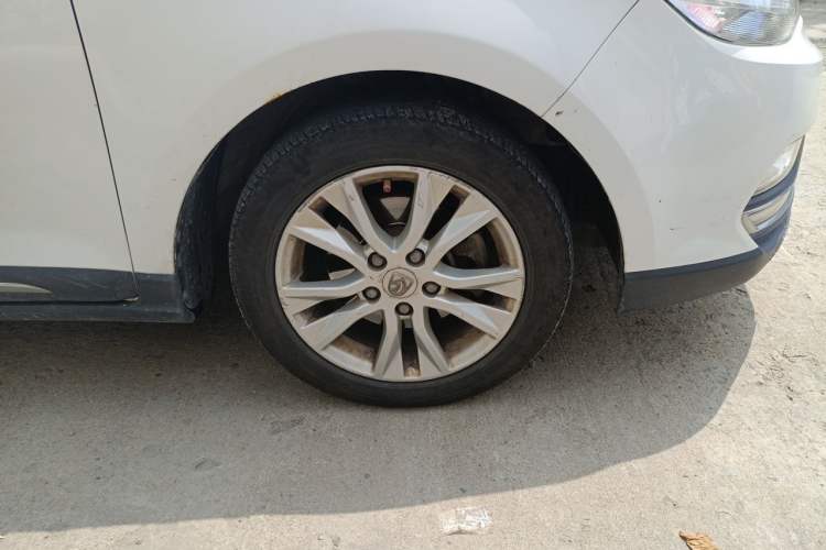 Used Baojun 730 2016 1.5L Manual Comfort Version 7 Seats China V Emission Standard Right Front Wheel Hub