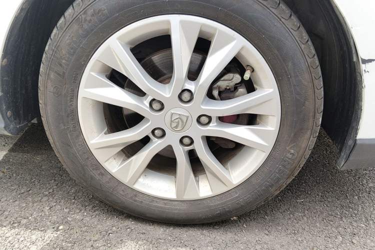 Used Baojun 730 2016 1.5L Manual Comfort Version 7 Seats China V Emission Standard Right Front Wheel Hub