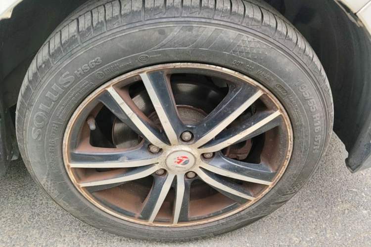 Used Baojun 730 2016 Revised Version 1.5L Manual Standard Model 5 Seats Right Front Wheel Hub