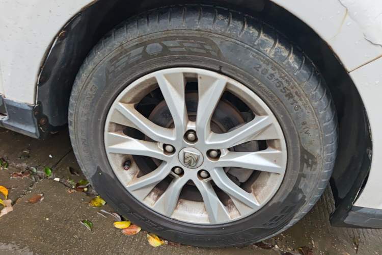 Used Baojun 730 2016 1.5T Manual Luxury Edition 7 Seats Right Front Wheel Hub