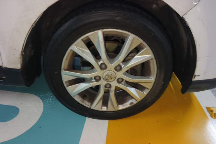 Used Baojun 730 2016 1.5L Manual Comfort Version 7 Seats China V Emission Standard Right Front Wheel Hub