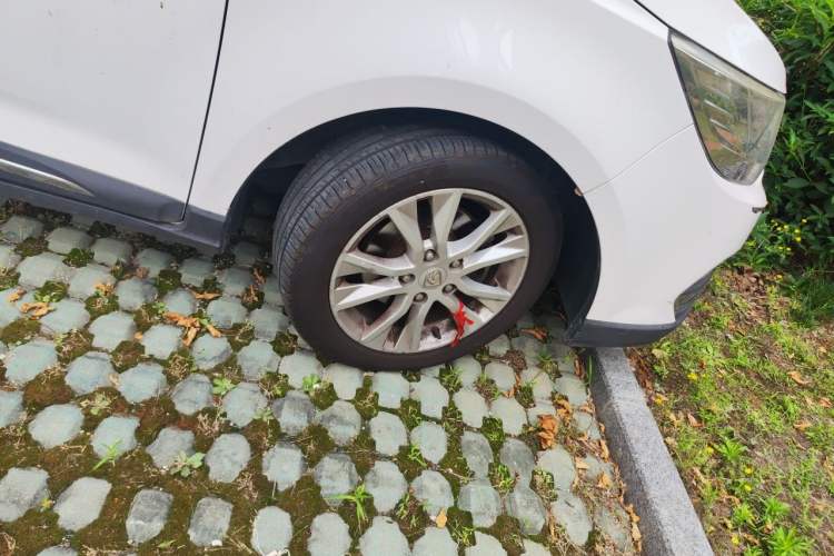 Used Baojun 730 2016 1.5L Manual Comfort Version 7 Seats China V Emission Standard Right Front Wheel Hub