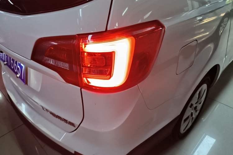 Used Baojun 730 2016 Revised 1.5L Manual Standard Version 7 Seats China V Emission Standard Right Rear Taillight