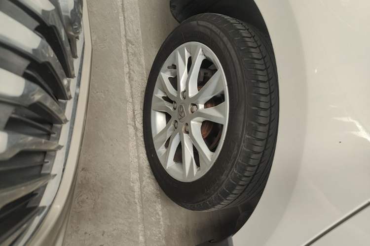 Used Baojun 730 2016 1.5L Manual Comfort Version 7 Seats China V Emission Standard Right Rear Wheel Hub