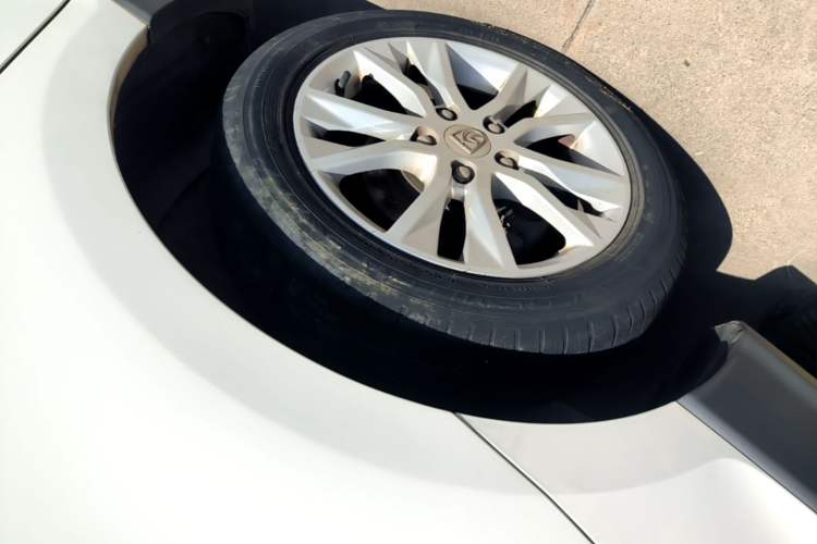 Used Baojun 730 2016 1.5L Manual Comfort Version 7 Seats China V Emission Standard Right Rear Wheel Hub