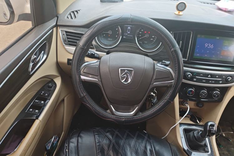 Used Baojun 730 2016 1.5T Manual Comfort Version 7 Seats Steering Wheel