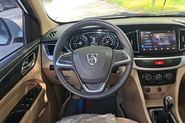 Used Baojun 730 2016 1.5T Manual Comfort Version 7 Seats Steering Wheel
