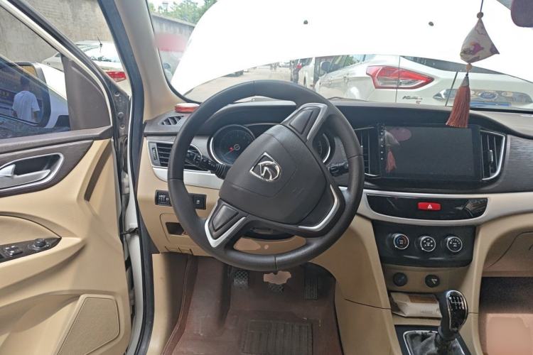 Used Baojun 730 2016 1.5T Manual Standard Version 7 Seats Steering Wheel