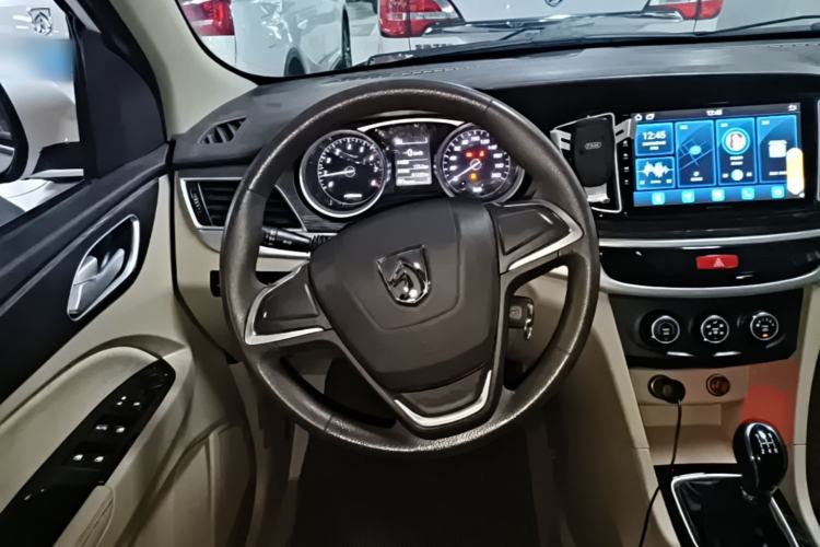 Used Baojun 730 2016 Revised 1.5L Manual Standard Version 7 Seats China V Emission Standard Steering Wheel