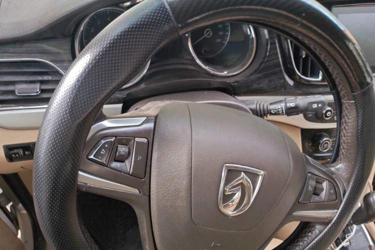 Used Baojun 730 2016 1.8L iAMT Luxury Model 7 Seats Steering Wheel