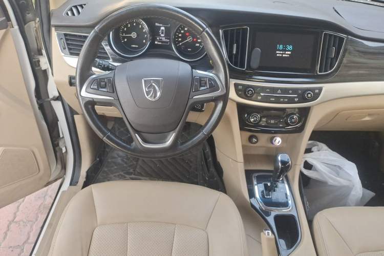 Used Baojun 730 2016 1.8L iAMT Luxury Model 7 Seats Steering Wheel