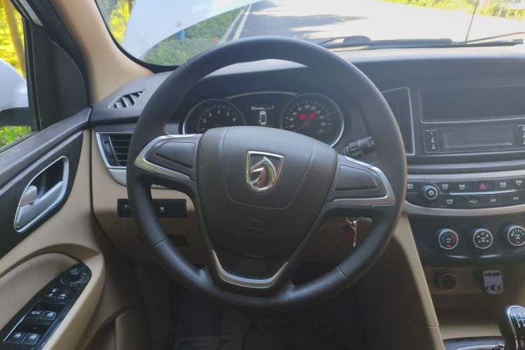 Used Baojun 730 2016 1.5L Manual Value Edition 7 Seats China V Emission Standard Steering Wheel