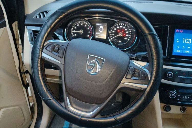 Used Baojun 730 2016 1.5L Manual Luxury Edition 7 Seats Steering Wheel
