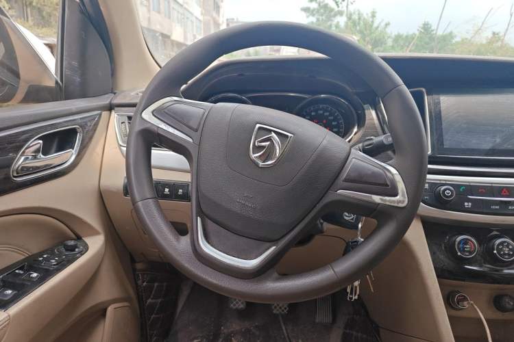 Used Baojun 730 2016 1.5L Manual Comfort Version 7 Seats China V Emission Standard Steering Wheel