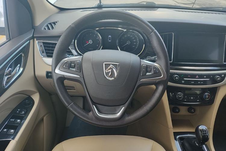Used Baojun 730 2016 1.5L Manual Luxury Edition 7 Seats Steering Wheel