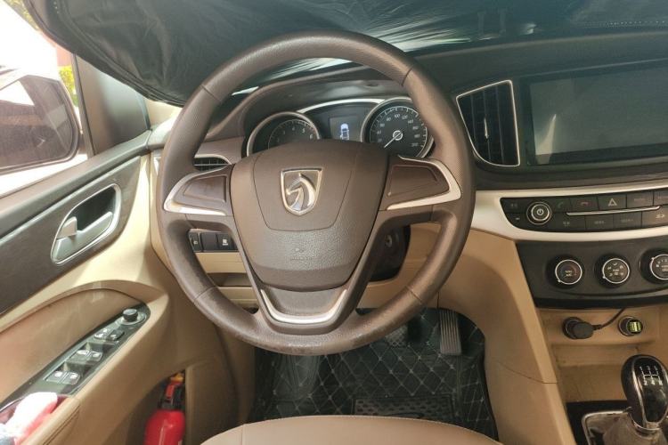 Used Baojun 730 2016 Revised 1.5L Manual Standard Version 7 Seats China V Emission Standard Steering Wheel