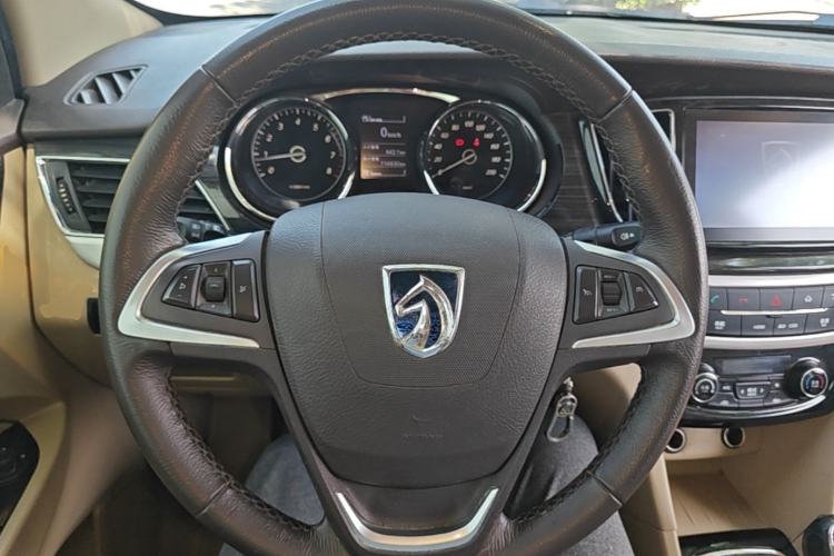 Used Baojun 730 2016 1.5T Manual Luxury Edition 7 Seats Steering Wheel