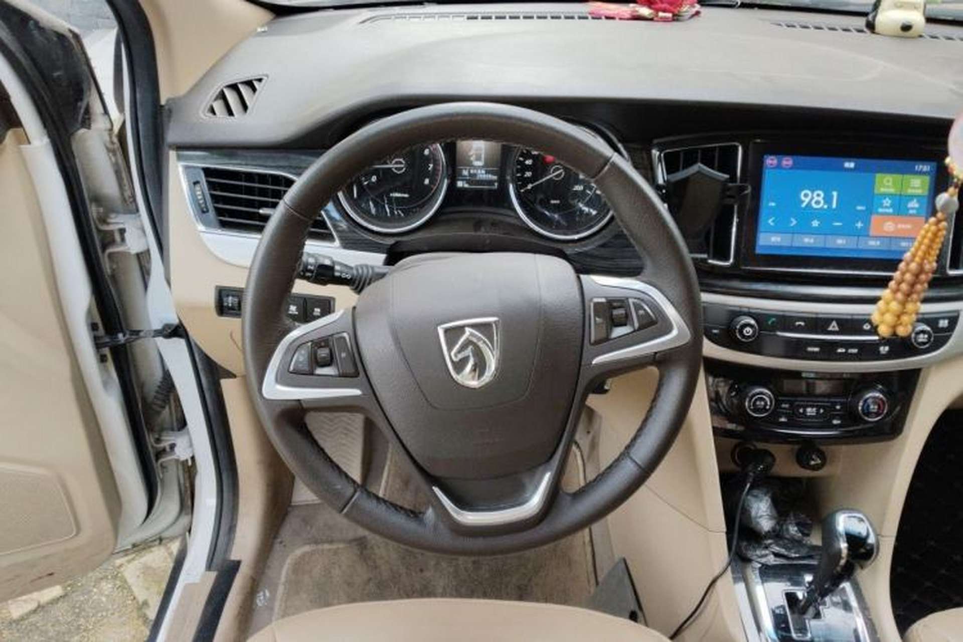 Used Baojun 730 2016 1.8L iAMT Luxury Model 7 Seats Steering Wheel