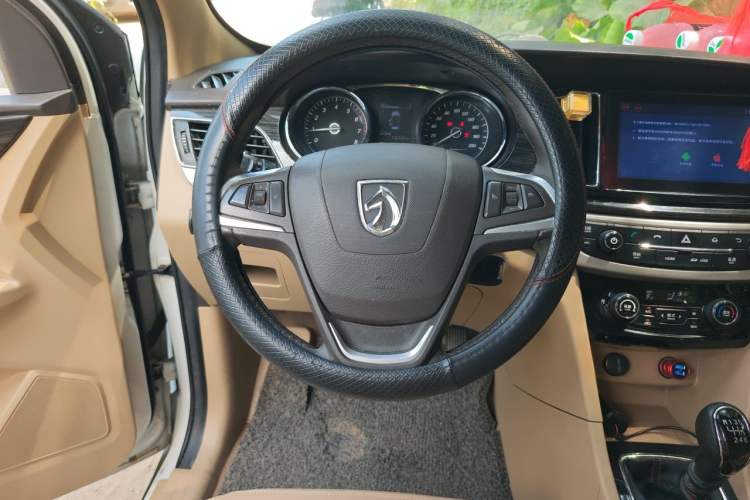 Used Baojun 730 2016 1.5T Manual Luxury Edition 7 Seats Steering Wheel