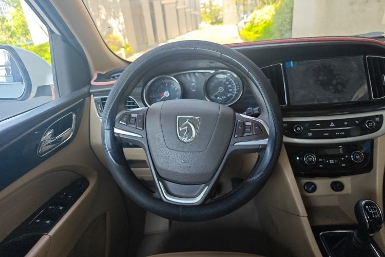 Used Baojun 730 2016 1.5T Manual Luxury Edition 7 Seats Steering Wheel
