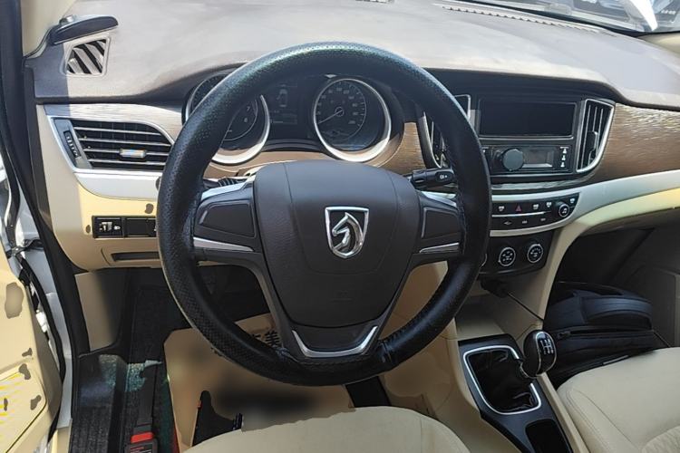 Used Baojun 730 2016 Revised 1.5L Manual Standard Version 7 Seats China V Emission Standard Steering Wheel