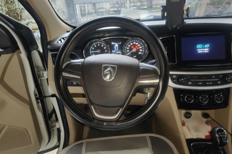 Used Baojun 730 2016 1.5T Manual Comfort Version 7 Seats Steering Wheel